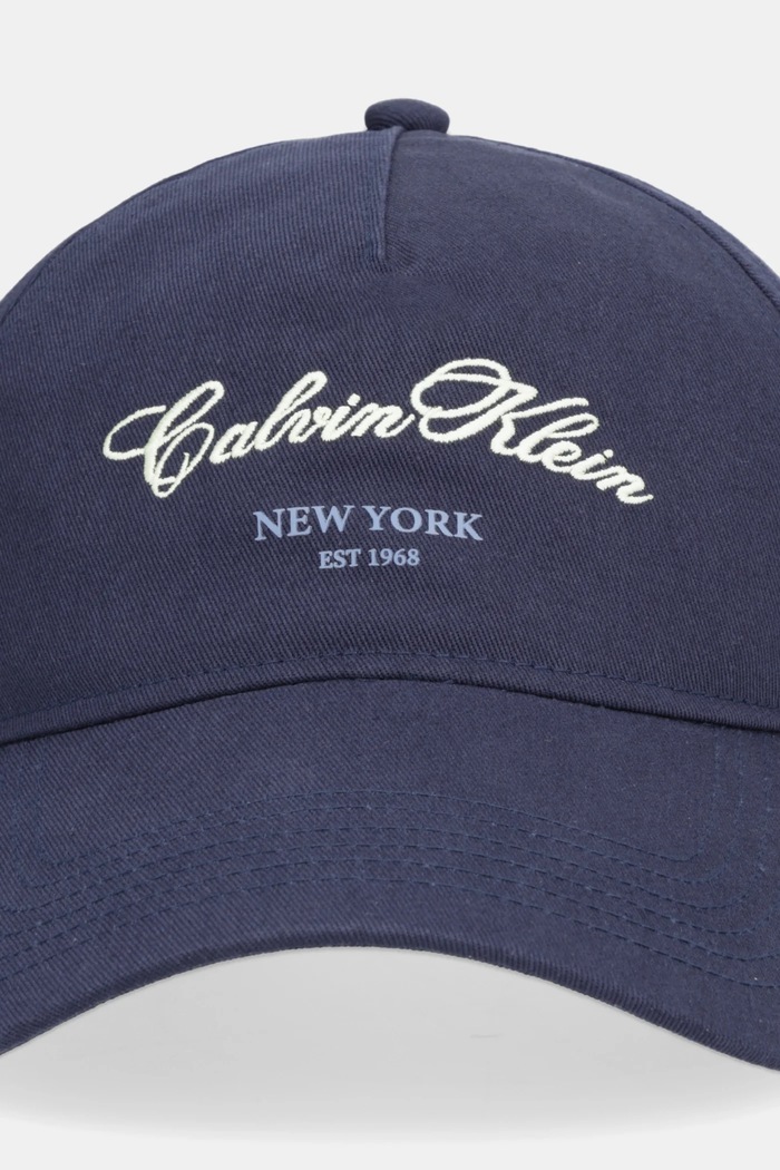 Calvin Klein czapka z daszkiem LV04F5085G granatowy SS26