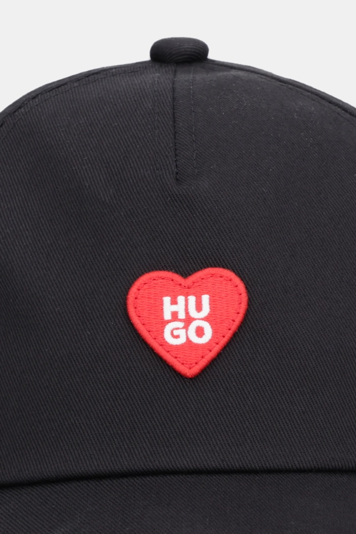 Bavlněná baseballová čepice HUGO Cara-Valentine 50557038 černá SS26