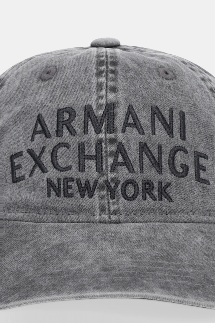 Bombažna bejzbolska kapa Armani Exchange XM002025.AF15502 siva SS26