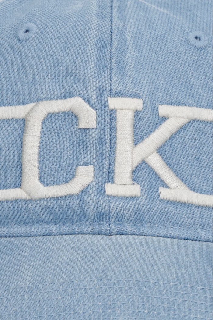 Calvin Klein bejzbalová čiapka bavlnená LV04D5117G modrá SS26