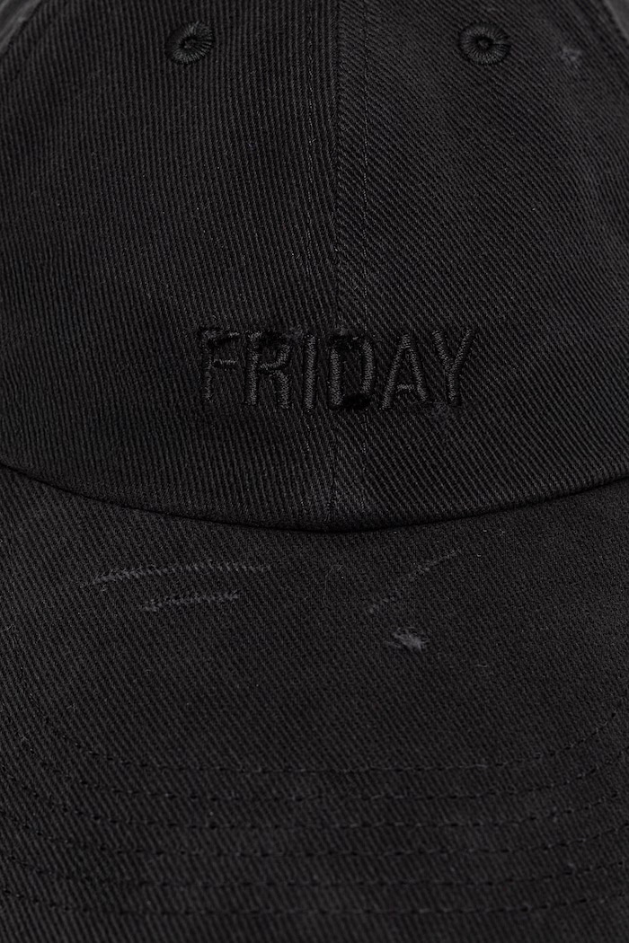 Bavlnená šiltovka VETEMENTS Friday Distressed UE76CA326B čierna SS26