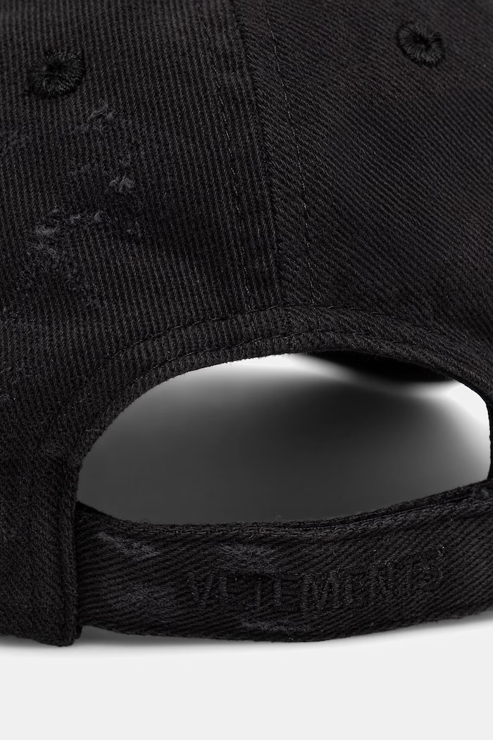 Bavlnená šiltovka VETEMENTS Friday Distressed čierna UE76CA326B