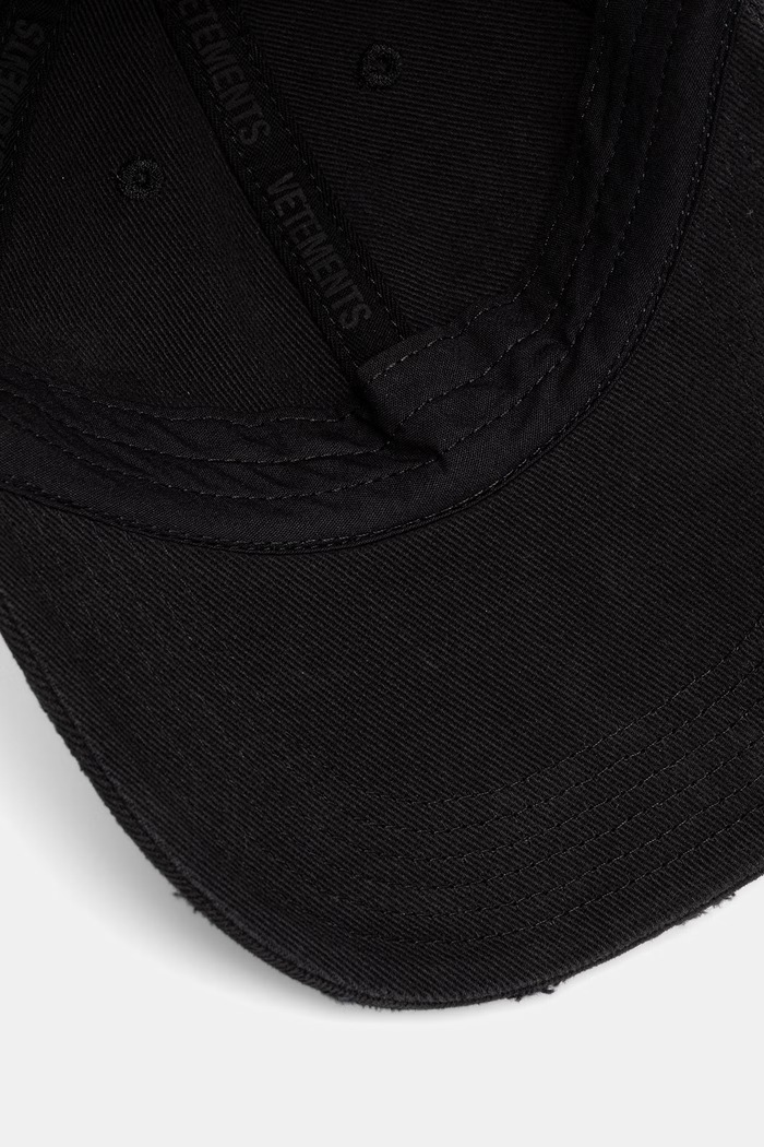 Bavlnená šiltovka VETEMENTS Friday Distressed UE76CA326B čierna