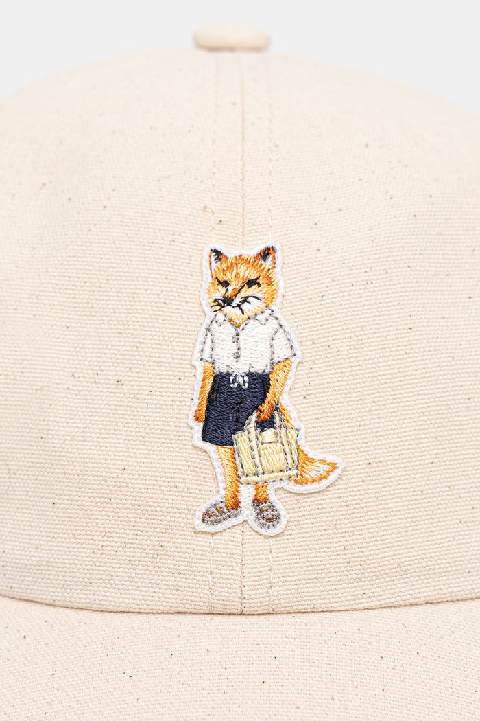 Maison Kitsuné Dressed Fox kšiltovka bavlněná QU06104WB0026 béžová SS26