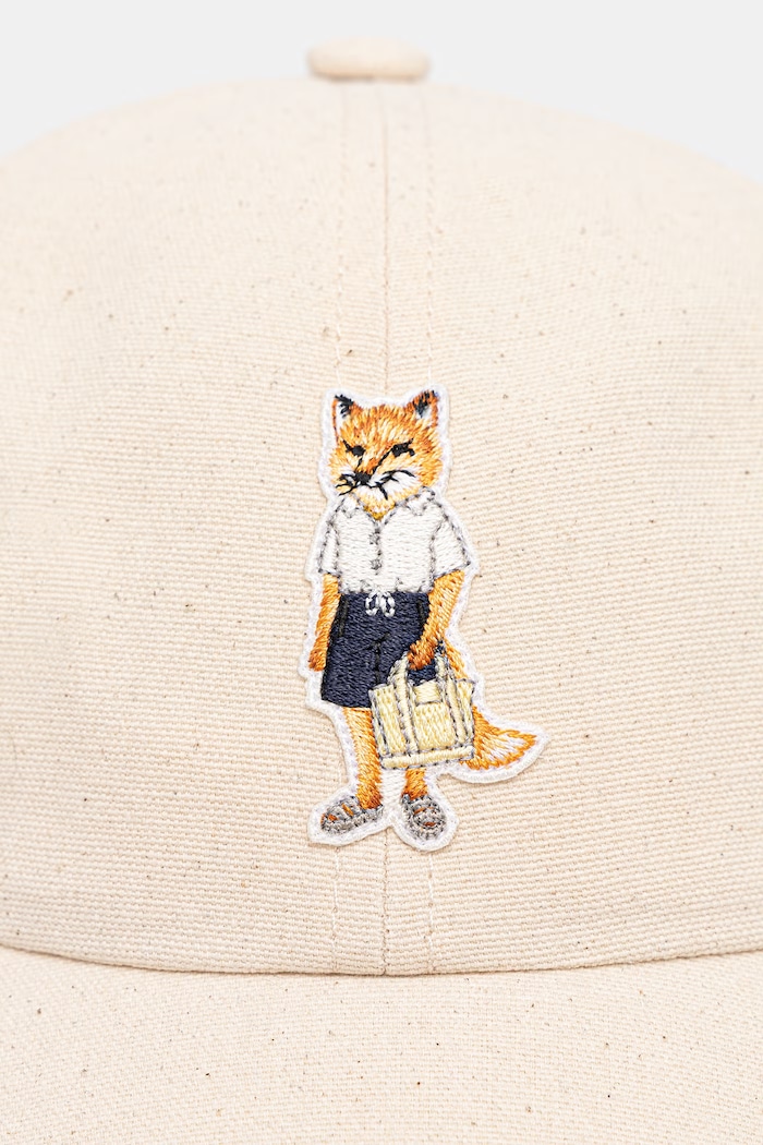 Maison Kitsuné Dressed Fox kšiltovka bavlněná QU06104WB0026 béžová SS26