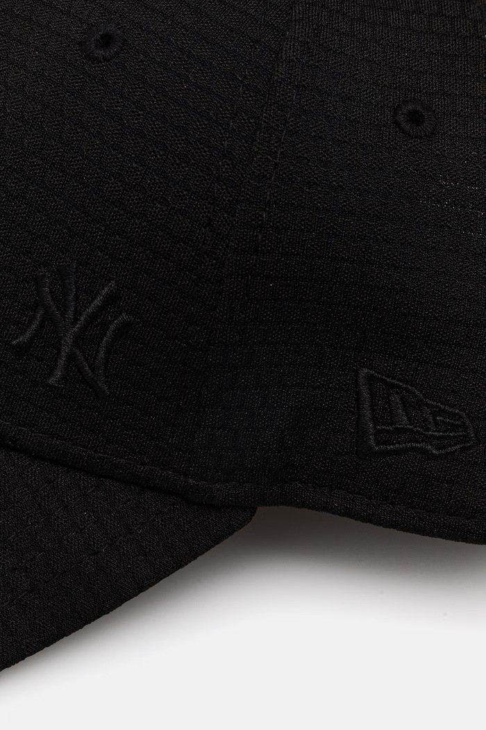 Kapa s šiltom New Era FLAWLESS MESH 9FORTY® 60691114 črna SS26