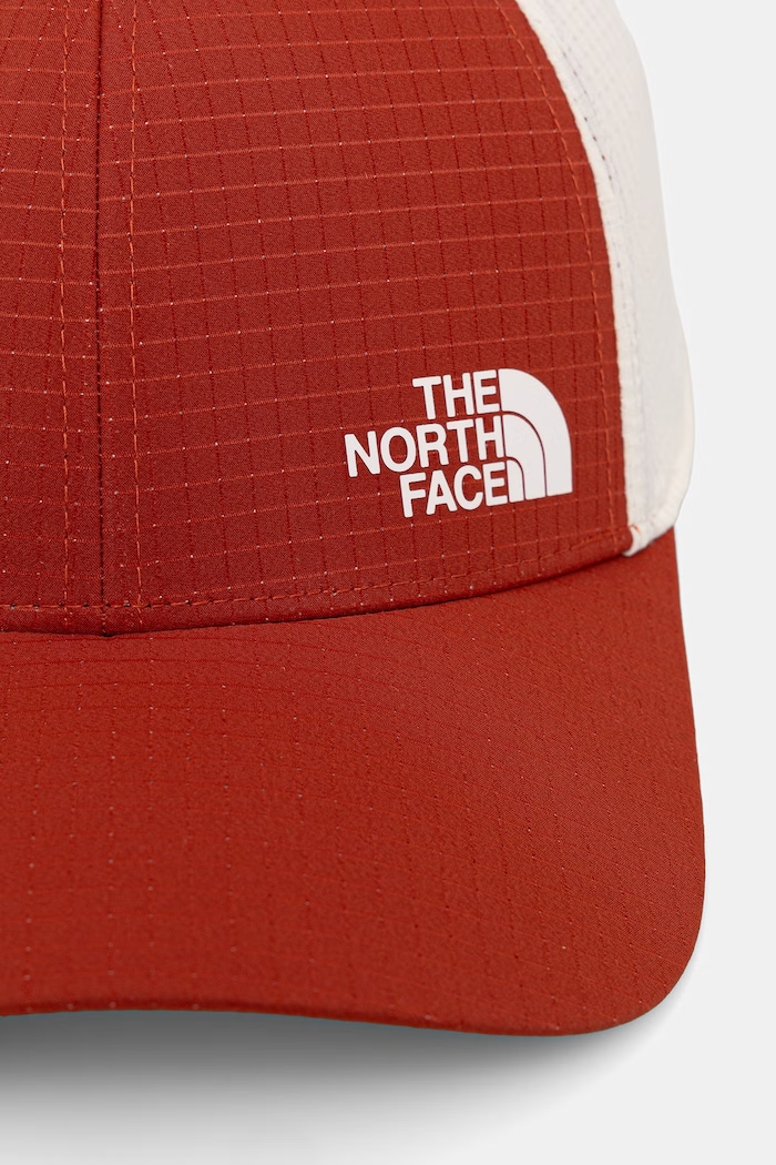 The North Face Čiapka so šiltom TRUCKER NF0A8A2ENI61 oranžová SS26
