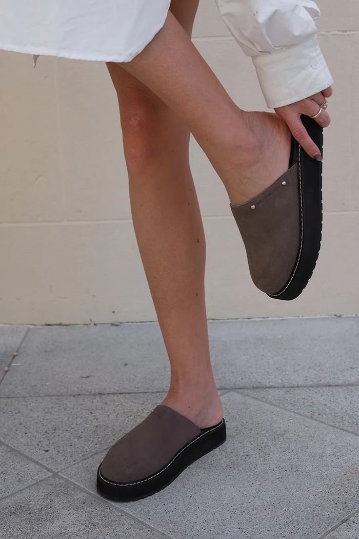 Emu Australia šľapky mules dámske semišové Maroo W13285.SMOK