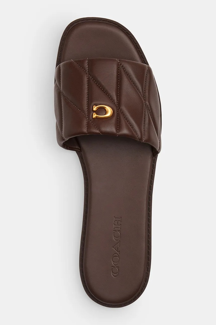 Coach papuci cu toc plat pentru femei, din piele Holly Quilted Leather Sandal maro CEF42.MPL