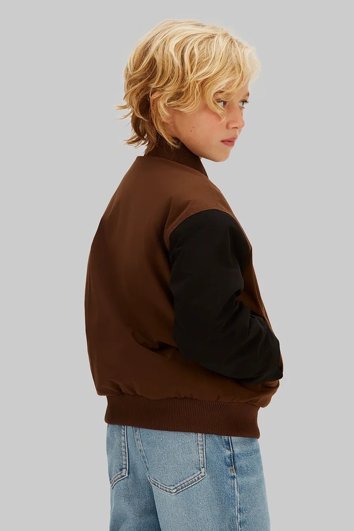 Detská bunda bomber Calvin Klein Jeans IB0IB02629.128.176.PPY2 hnedá SS26
