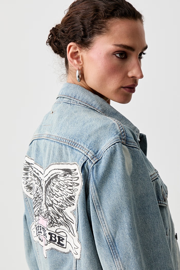 Levi's džínová bunda dámská ROAD WORN TRUCKER x PRIDE modrá 0065O