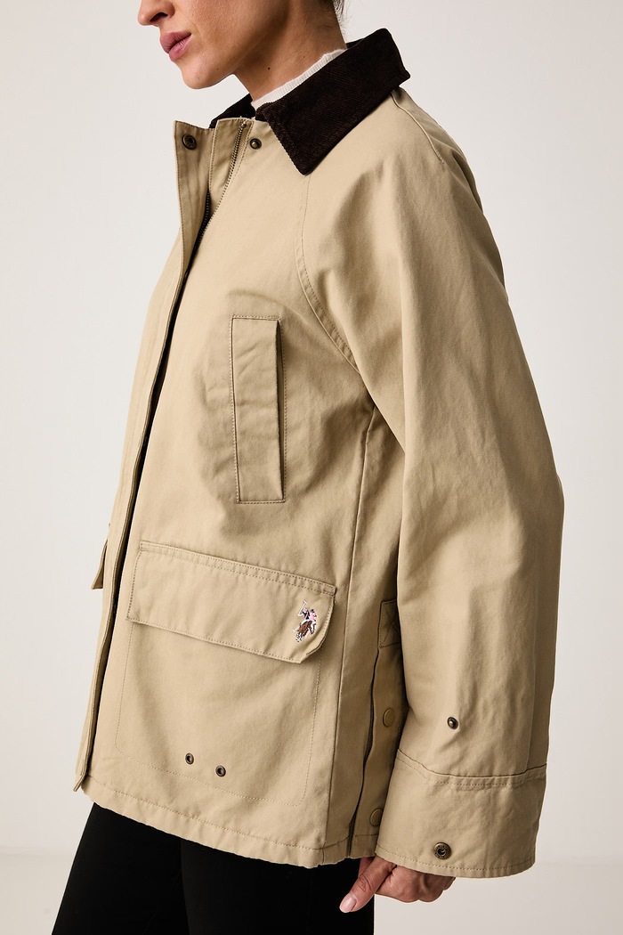 Krótka kurtka damska z bawełną WAXED STYLE SHORT U.S. Polo Assn. WUP2269 beżowy