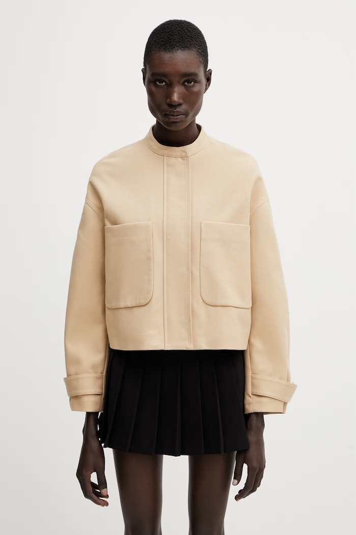 Maison Kitsuné krátká bunda dámská bavlněná béžová QW02106WW9093