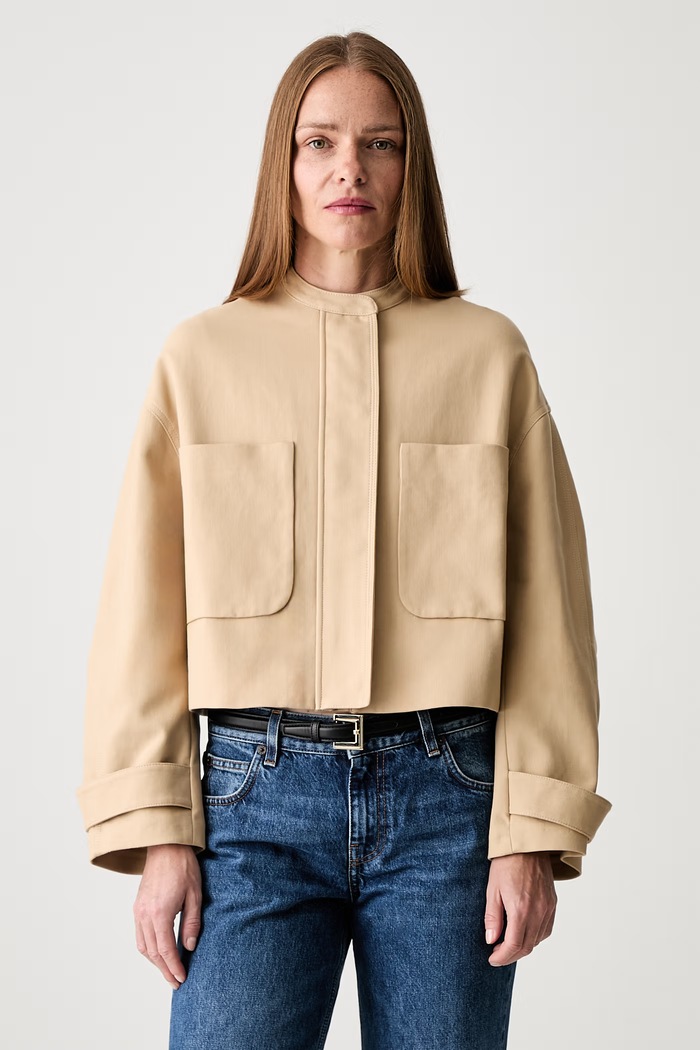 Maison Kitsuné kratka jakna za žene od pamuka bež QW02106WW9093