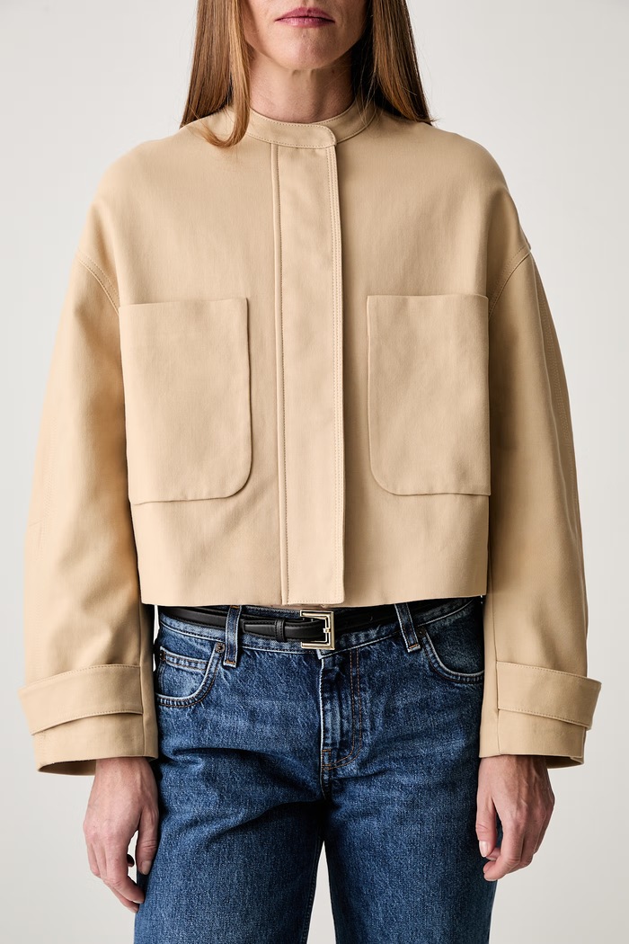 Maison Kitsuné kratka jakna za žene od pamuka bež QW02106WW9093