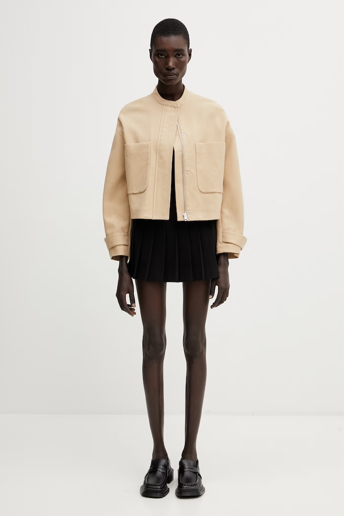 Maison Kitsuné krátká bunda dámská bavlněná QW02106WW9093