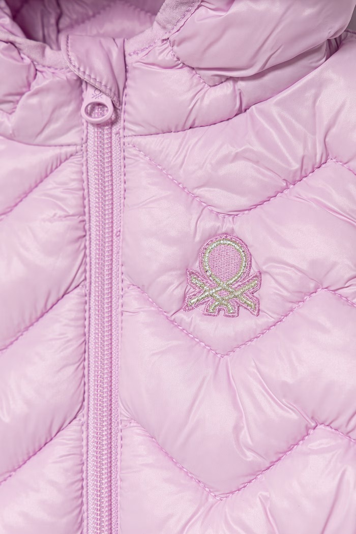 Dziewczynka United Colors of Benetton bezrękawnik z kapturem dziecięcy 21INGJ00H.P.Stagionale fioletowy