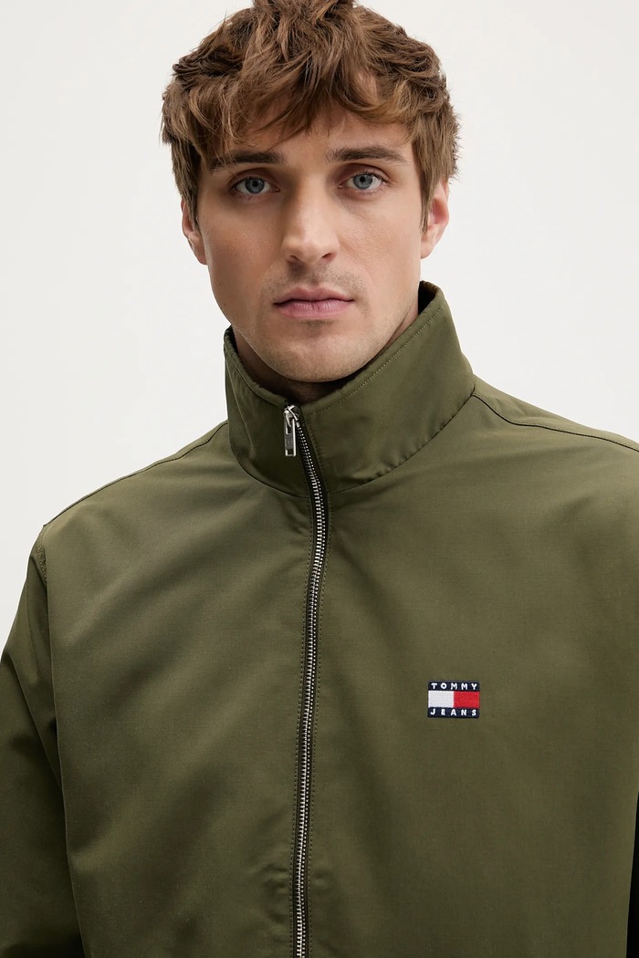 Tommy Jeans prechodná bunda pánska zelená DM0DM22720
