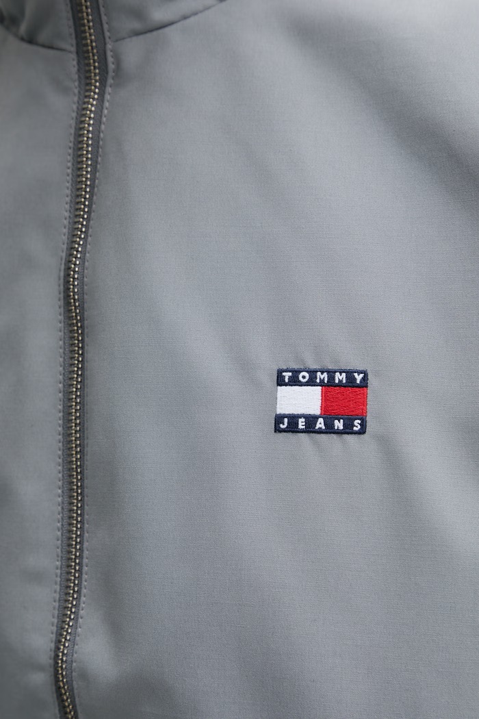 Tommy Jeans prechodná bunda pánska DM0DM22720 sivá