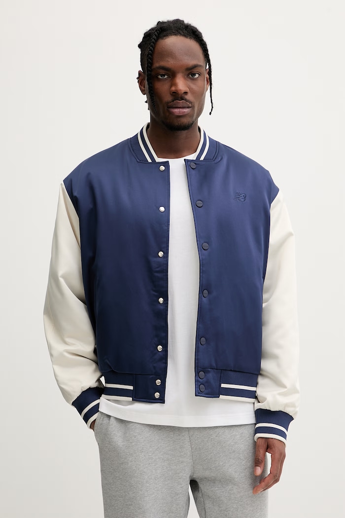 New Balance geacă varsity pentru bărbați bleumarin MJ6102R7TNV