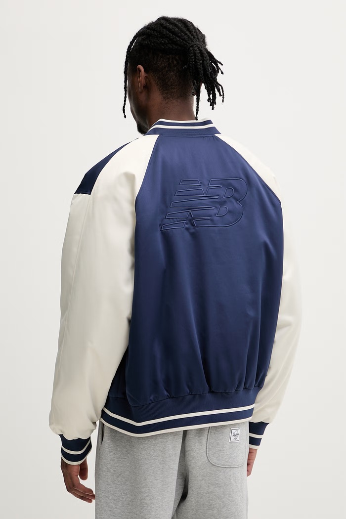 Îmbrăcăminte New Balance geacă varsity pentru bărbați MJ6102R7TNV bleumarin