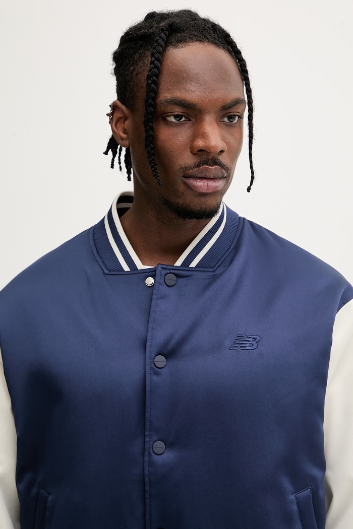 New Balance geacă varsity pentru bărbați MJ6102R7TNV bleumarin