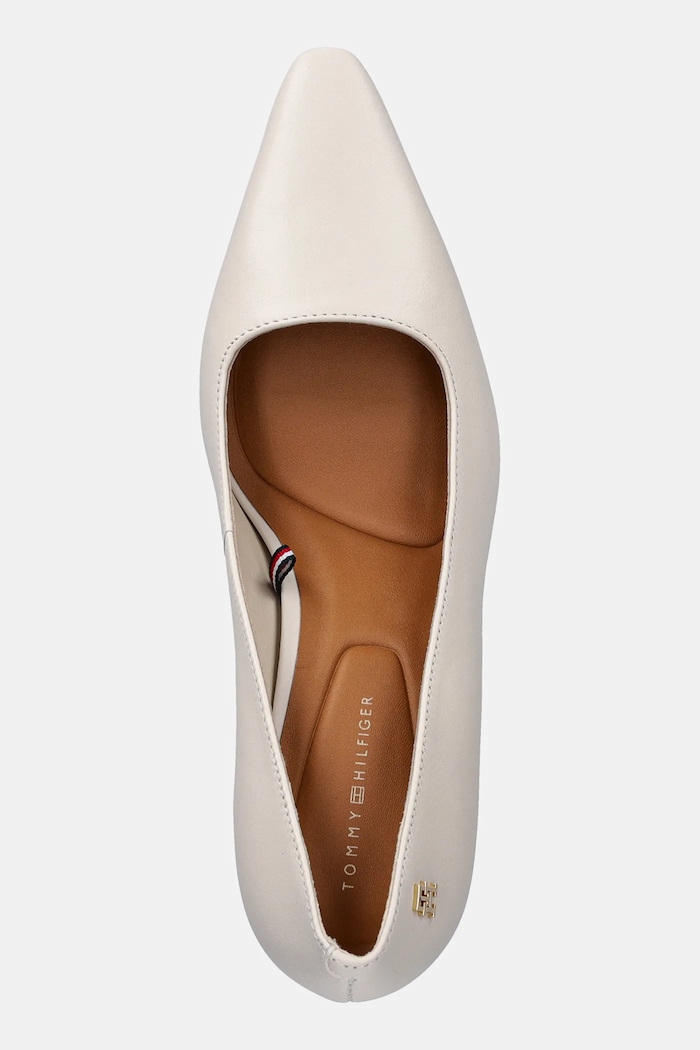 Kožené lodičky Tommy Hilfiger TH LOGO LTH PUMP SLANTED HL bílá FW0FW09008