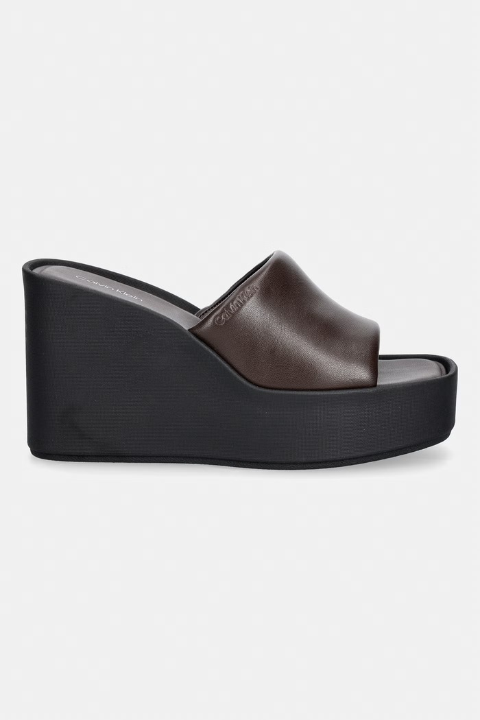 Calvin Klein klapki na koturnie damskie skórzane WEDGE 70 SNDL MULE LTH HW0HW02881 brązowy SS26