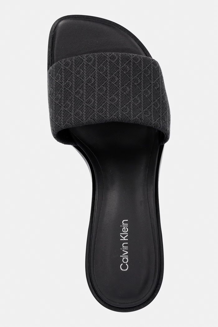 Calvin Klein klapki na słupku damskie BLOCK HEEL SANDAL AOP czarny HW0HW03016