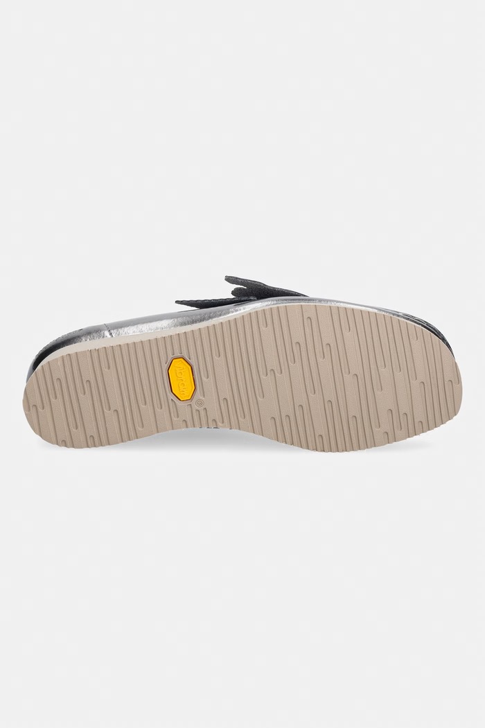 Clarks Originals Wallabee 2604 mocasini pentru femei din piele 26186506 argintiu