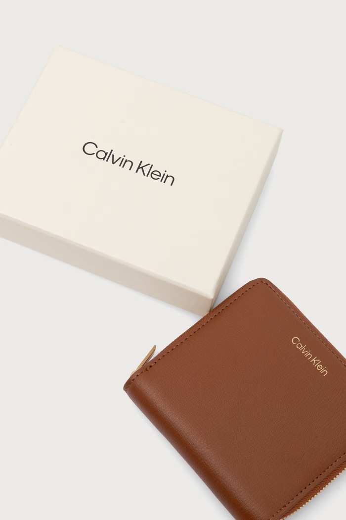 Портфейл дамски от имитация на кожа Calvin Klein кафяв LV04F1120G