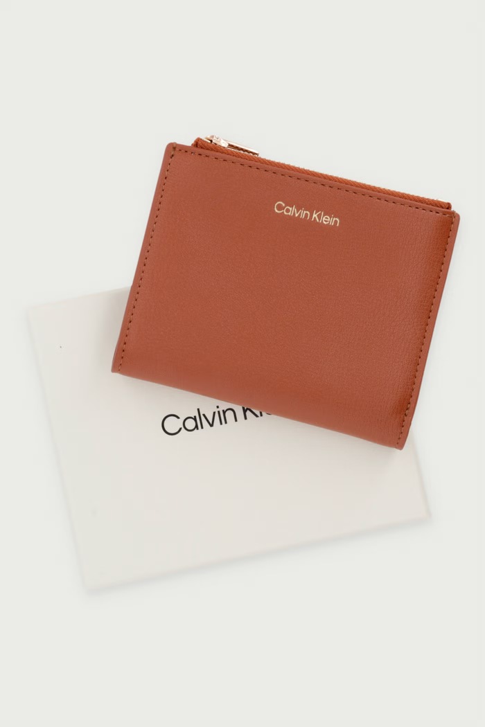 Peňaženka dámska z imitácie kože Calvin Klein hnedá LV04F1135G