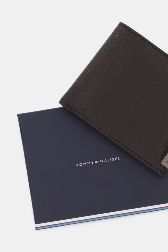 Kožená peněženka Tommy Hilfiger AM0AM13963 hnědá