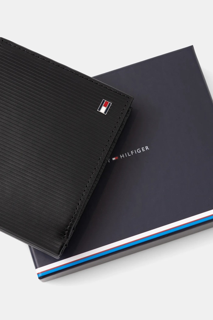 Δερμάτινο πορτοφόλι Tommy Hilfiger μαύρο AM0AM13978