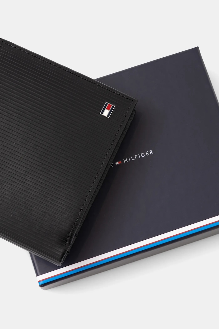 Δερμάτινο πορτοφόλι Tommy Hilfiger μαύρο AM0AM13978