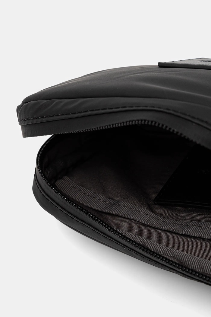 Malá taška Calvin Klein čierna LV04D1114G