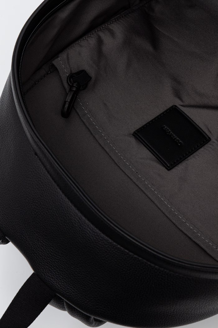 Calvin Klein mestský ruksak pánsky z imitácie kože LV04D3398G čierna