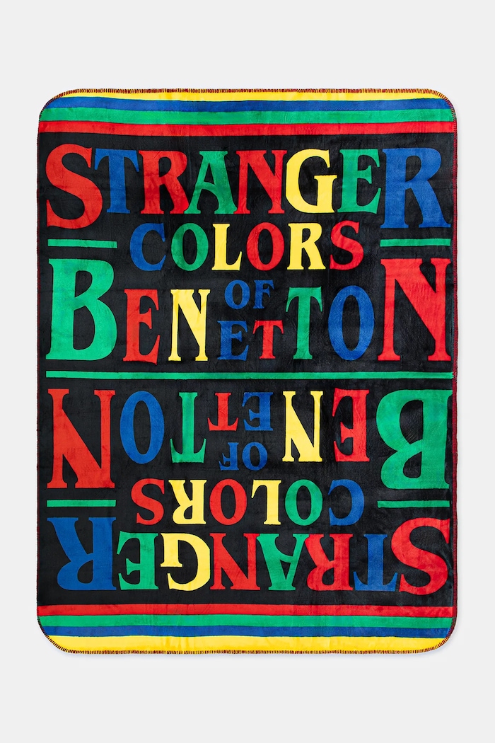 United Colors of Benetton koc x Stranger Things 130 x 170 cm czarny 6FK82801S