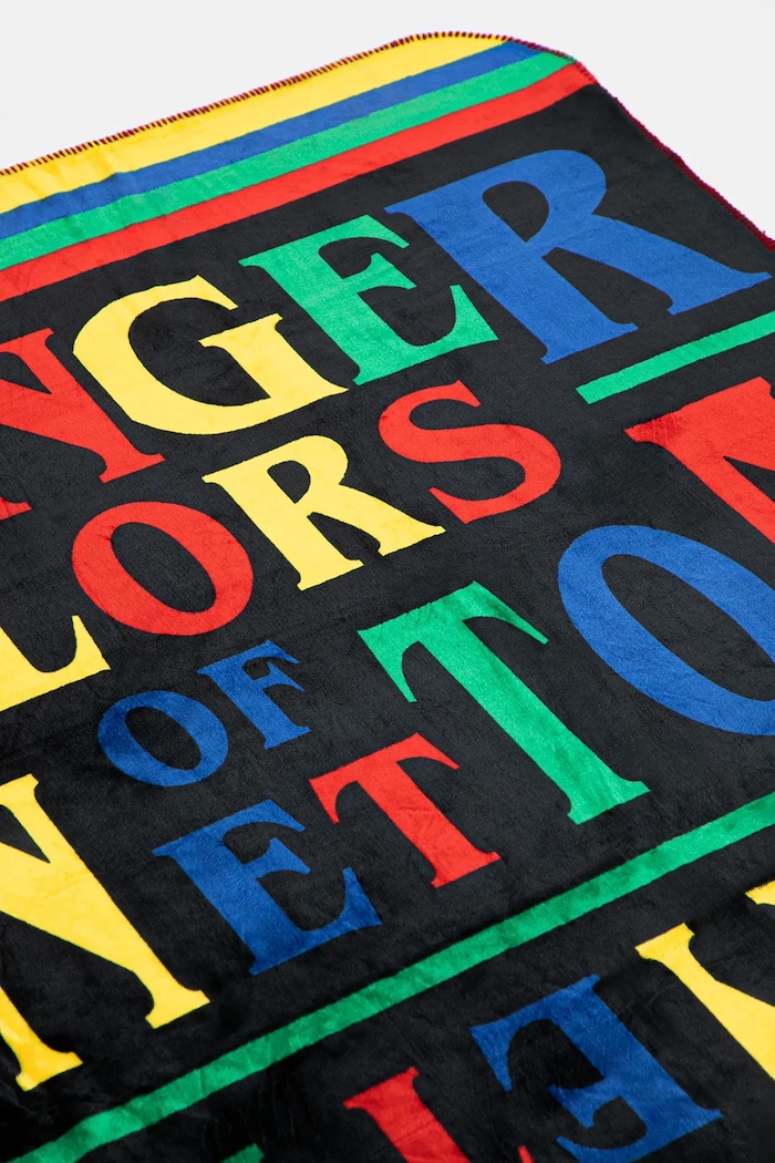 Salon i sypialnia United Colors of Benetton koc x Stranger Things 130 x 170 cm 6FK82801S czarny