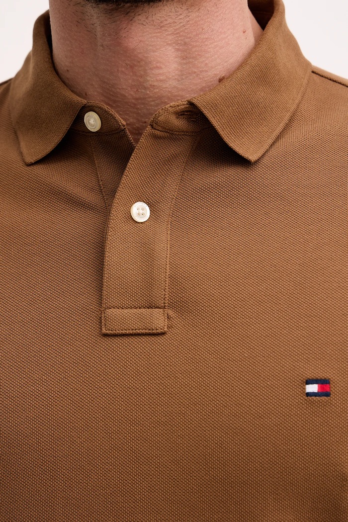 Tommy Hilfiger polo tričko pánske bavlnené s elastanom MW0MW17770. hnedá