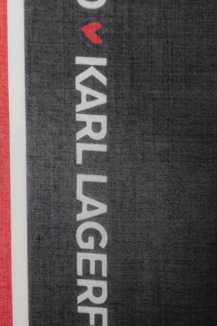 Šátek s příměsí hedvábí Karl Lagerfeld IKON VALENTINE B1W33106 černá SS26