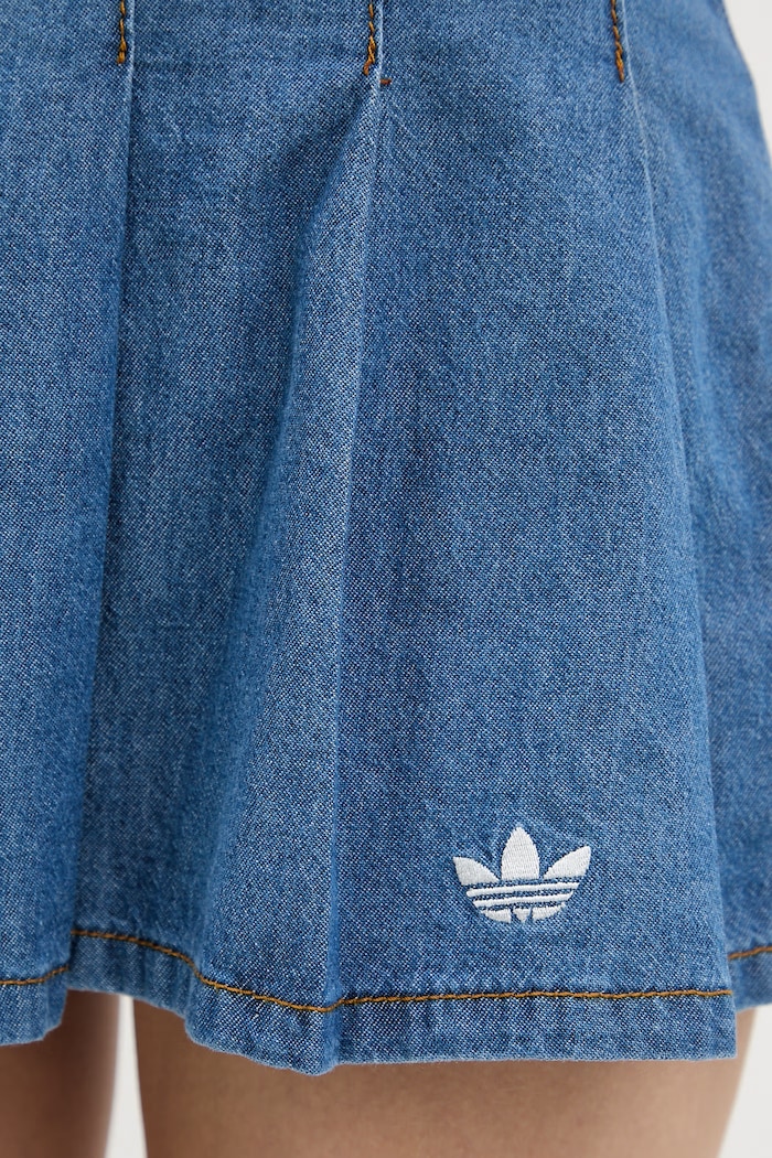 adidas Originals skladaná sukňa rifľová modrá KD5523