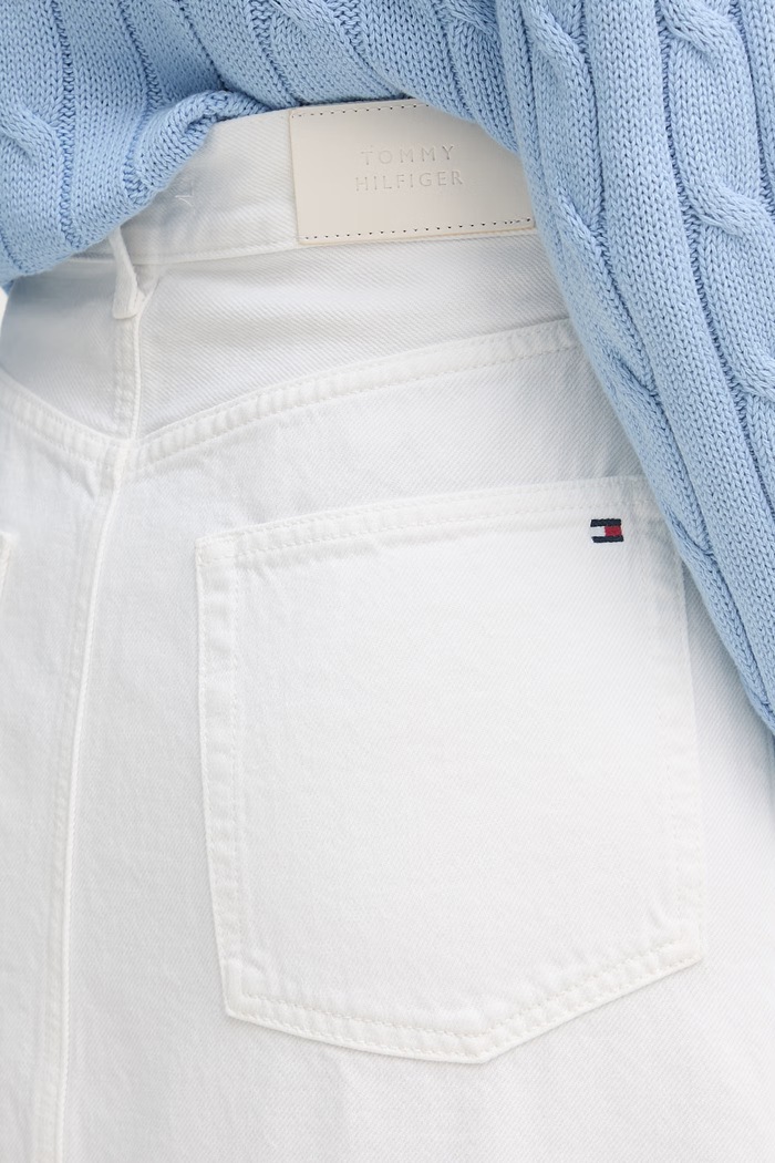 Tommy Hilfiger sukňa s rozparkom rifľová WW0WW48607 biela
