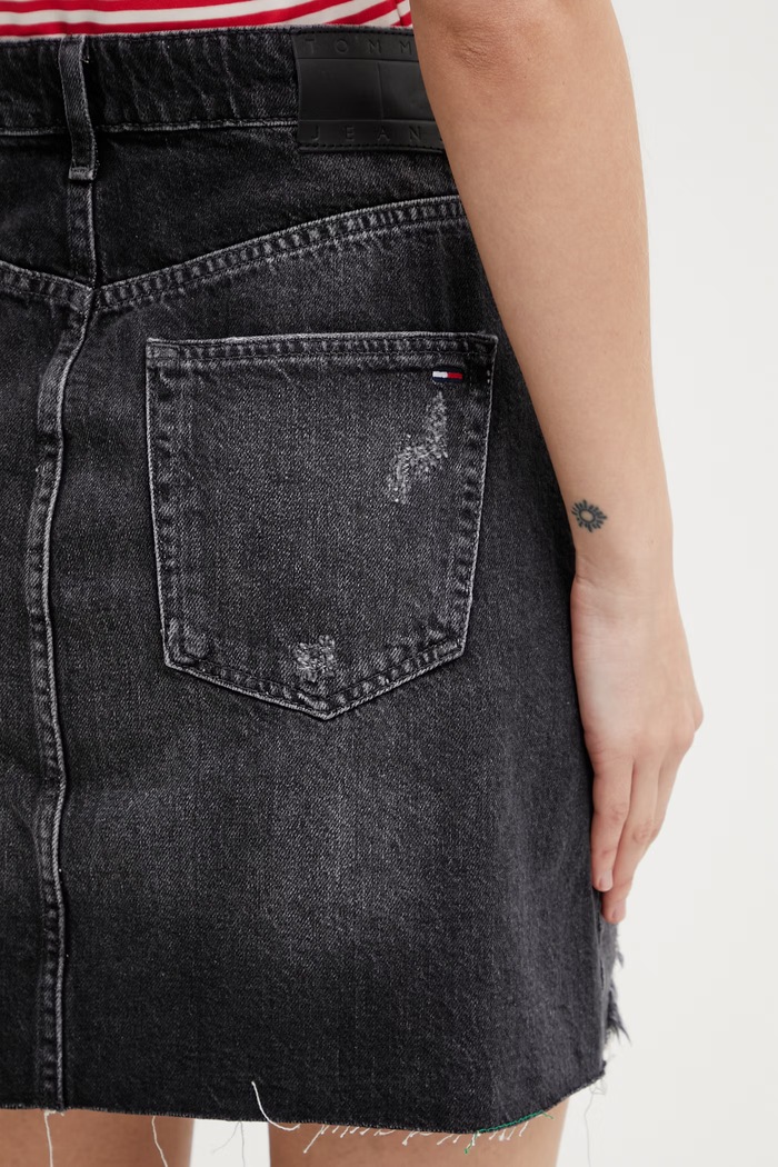 Tommy Jeans fustă din denim negru DW0DW22715