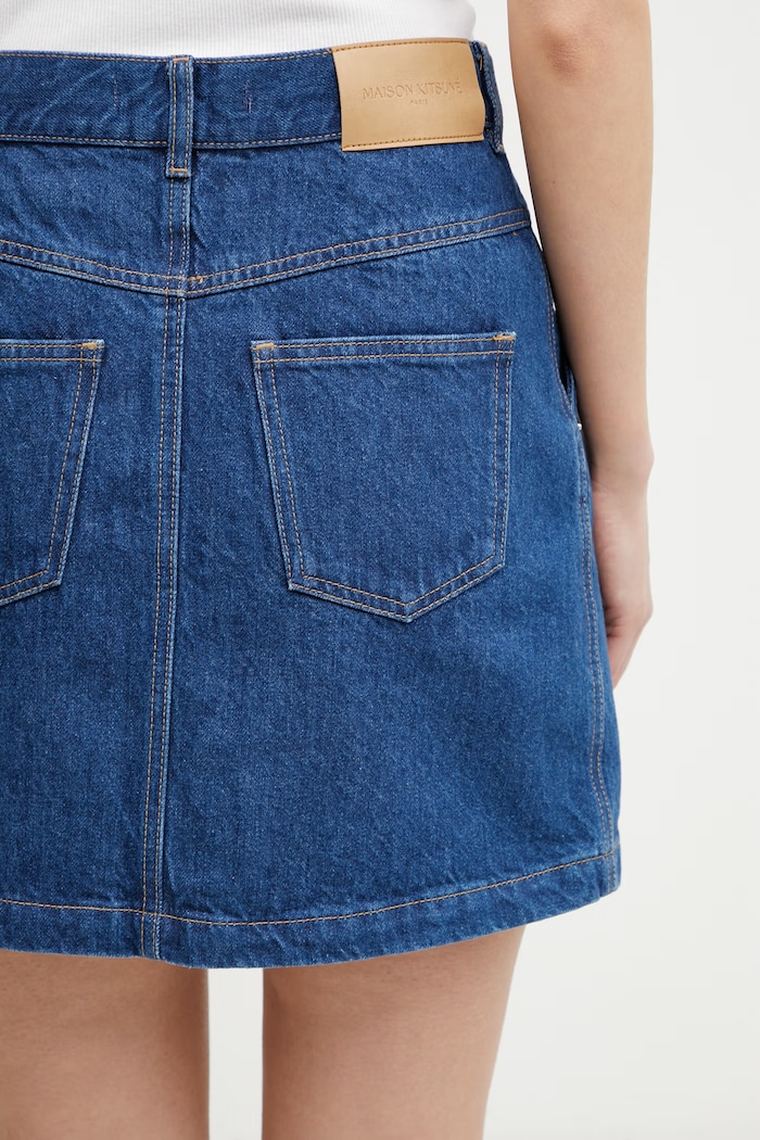 Maison Kitsuné sukně džínová modrá QW01501WD4023