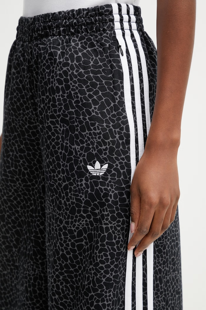 Βαμβακερό παντελόνι adidas Originals μαύρο KD2816