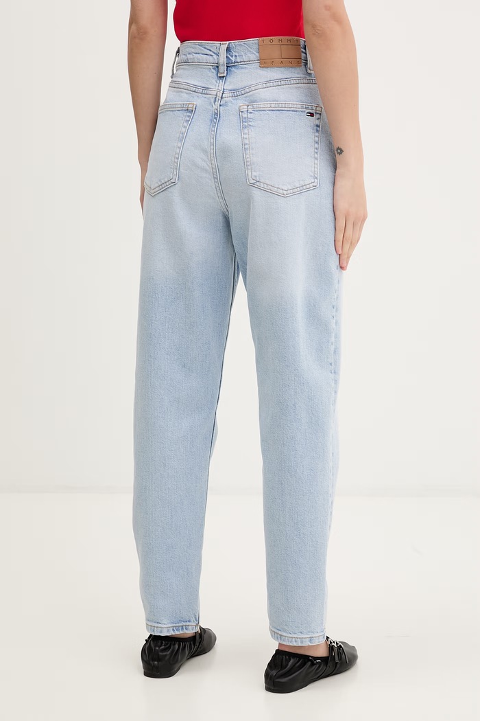 Odzież Tommy Jeans jeansy mom fit damskie DW0DW22993 niebieski