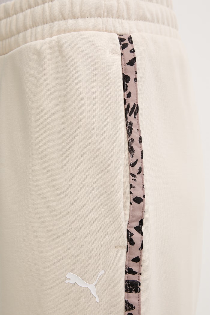 Puma teplákové nohavice dámske s bavlnou Essential graphic animal béžová 692464