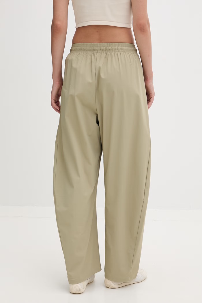 Îmbrăcăminte Adidas pantaloni joggers pentru femei x Z.N.E KD8481 verde