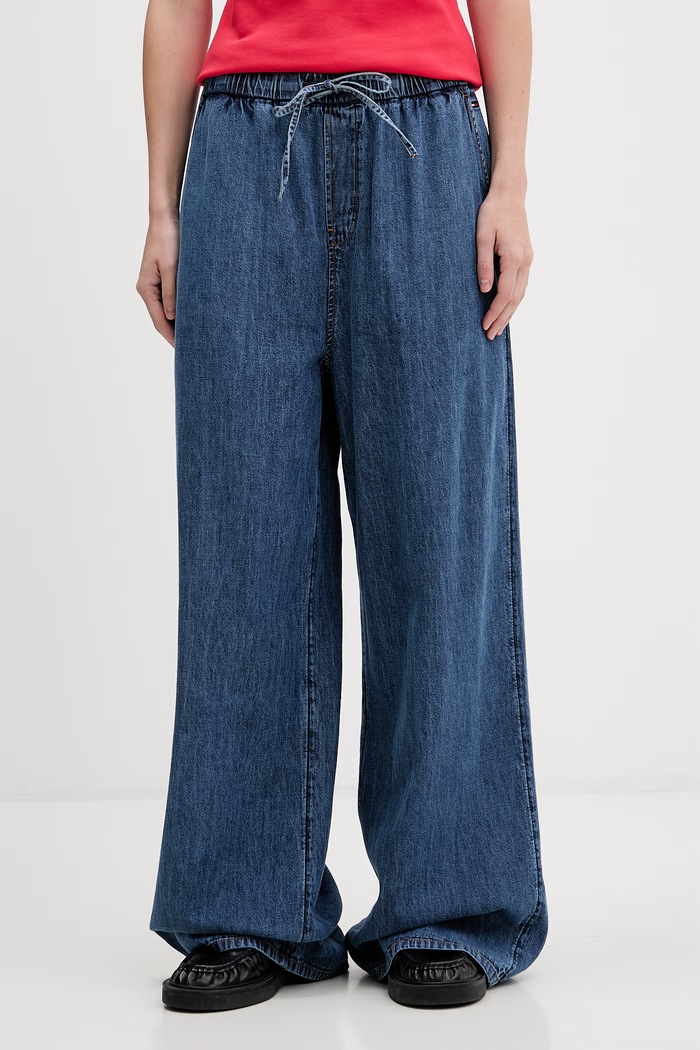Tommy Jeans spodnie damskie bawełniane niebieski DW0DW23008